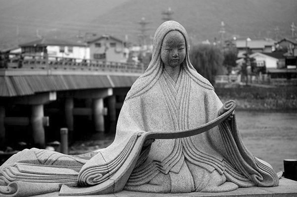 Мурасаки Шикибу – первооткрыватель жанра новеллы Мурасаки Шикибу – первооткрыватель жанра новеллы